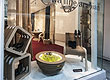 I mobili in cartone Lessmore di Giorgio Caporaso nel nella boutique Karine Arabian in 10 rue Jean-Jacques Rousseau, Paris