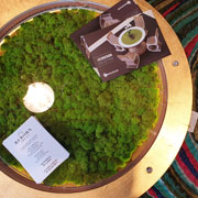 Tappo: tavolino in cartone e foglia oro con licheni. Design Giogio Caporaso per Lessmore