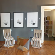 Le sedie in cartone Twist disegnate per Lessmore nello spazio memoREbilia durante la settimana del design 