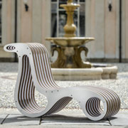 X2Chair chaise longue in cartone con finiture in legno laccato bianco. Design: Giorgio Caporaso per Lessmore