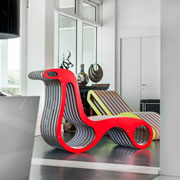 X2Chair chaise longue in cartone con finiture in legno laccato rosso. Design: Giorgio Caporaso per Lessmore